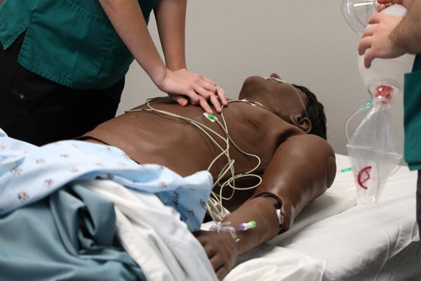 护生在人体模型上进行呼吸手术